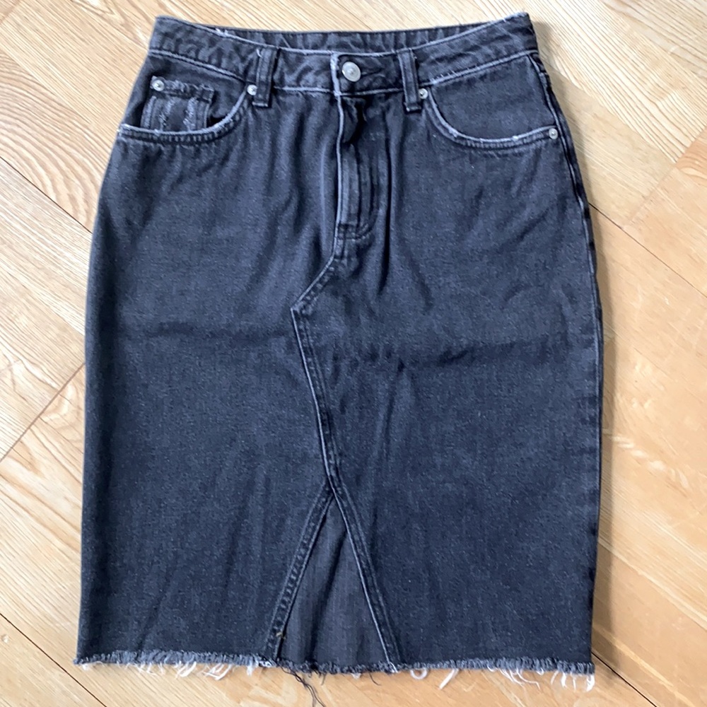 H&M sz 6 faded black jean skirt denim